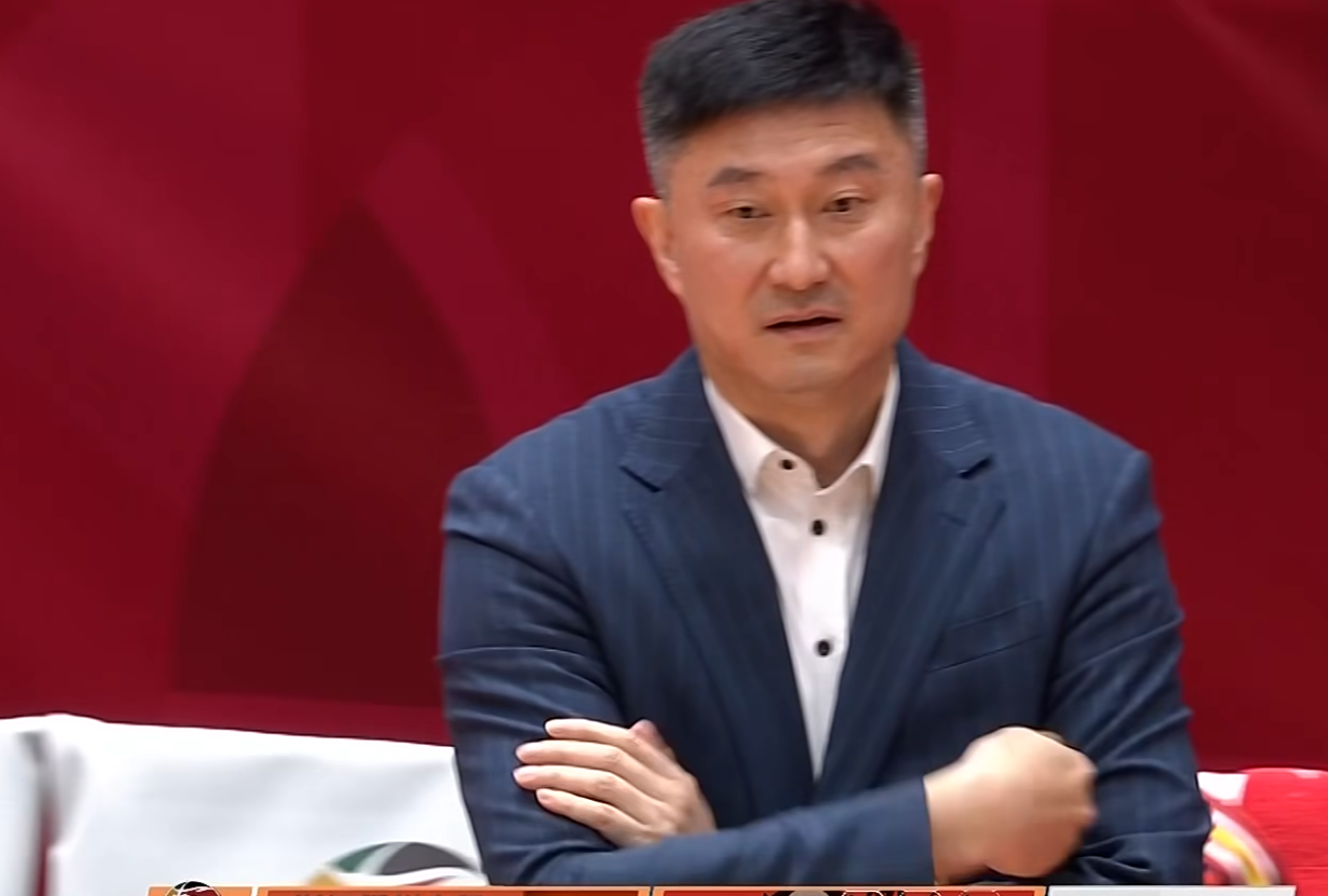 世界杯官方手机客户端安装-CBA惨案！广东狂输上海40分，杜锋被钉耻辱柱，徐杰胡明轩16中1